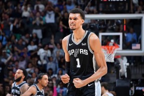 包含阿斯顿维拉国际比赛日篮板制胜，志在NBA常规赛名次提升，赛场秩序良好，团队化学反应显著的词条-爱游戏官方入口